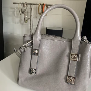 Zara väska  - Supersöt grå väska från zara, säljer då den aldrig kommer till användning. Inga defekter alls!