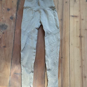 Träningstights  - Oanvända träningstights från Aimn. En superskön seamless modell, men är för små för mig💙storlek S