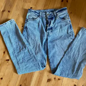 Mom jeans ultra high waist från H&M, ljusblå med knappar