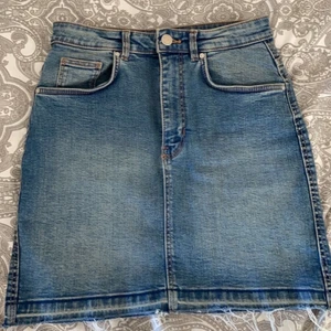 Blå jeans kjol - Blå jeans kjol, sitter rätt så tajt. Köparen står för frakten!