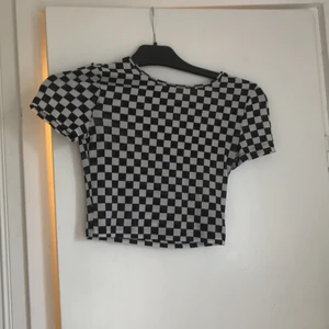 tröja - säljer en typ genomskinligt tröja:) aldrig använd<3