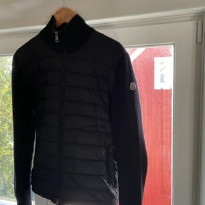 Moncler Cardigan  - Skick 9/10 i princip ny. Storlek L. Svart.  Kan skickas över hela Sverige. Pris är diskuterbart. 