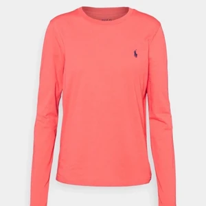 Långärmad Polo Ralph Lauren tröja - En Polo tröja med en så fin adirondack berry färg. Ganska tunn men så fin för både tjejer och killar. Använd ett par gånger som en oversized tröja, jättebekväm! (Ej min bild) 💕