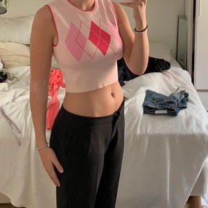 Topp från zara - Säljer denna toppen från zara, knappt använd!!💗💗