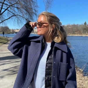 Kappa - Superfin, marinblå och trendig kappa. Inköpt förra hösten. Skriv gärna till mig för frågor osv! 🤗 (Tryck INTE på ”köp direkt” knappen) skriv till mig privat🤗  Den sista bilden jag lagt ut är hur jackan sitter på mig, som vanligtvis bär storlek (S)💗