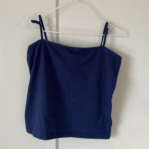 Marinblått linne  - Gulligt linne köpt på h&m, säljs pga ingen användning💕