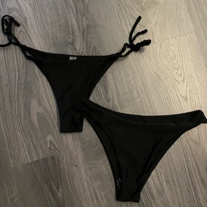 bikini underdel - Säljer två stycken oanvända bikinitroser eftersom dom tyvärr är för stora på mig! Super fina båda två, båda har kvar trosskyddet. Strl M, dom högst upp kan passa S också eftersom man knyter dom själv på sidorna. ☺️ 40kr styck eller båda för 70kr💗