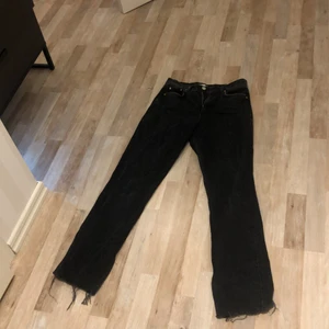 Jeans  - Svarta jeans med slitt nere vid fötterna. Storlek 36. Säljer pga av att dom är för små. Använda Max typ 3 gånger:) pris kan diskuteras:)) nypris ca 600kr 