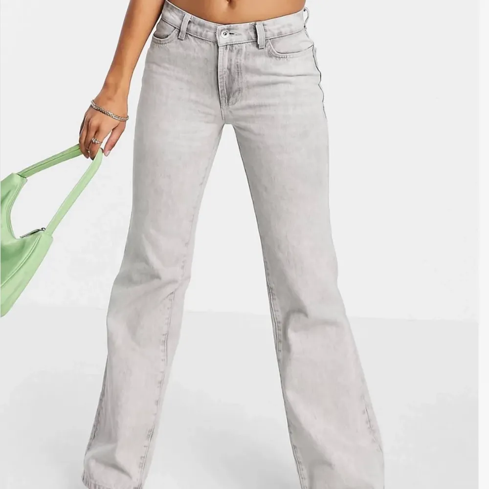 Säljer dessa gråa lågmidjade jeans som jag inte får användning för. Väldigt bra material som verkligen sätter sig på kroppen och framhäver former. Storlek w28 L32, massar mig som vanligen har 36 i byxor. Använda ca 2 gånger. Skriv för privata bilder☺️☺️. Jeans & Byxor.
