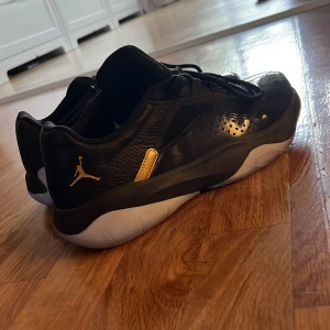 Jordan 11 CMFT  - Skorna är köpta på JD sports och är riktiga dom är använda CA 3 gånger säljer dom för att dom var lite för stora dom köptes för 1400 kr 