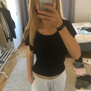 Svart topp - Säljer denna fina svarta topp som knappt är använd🥰