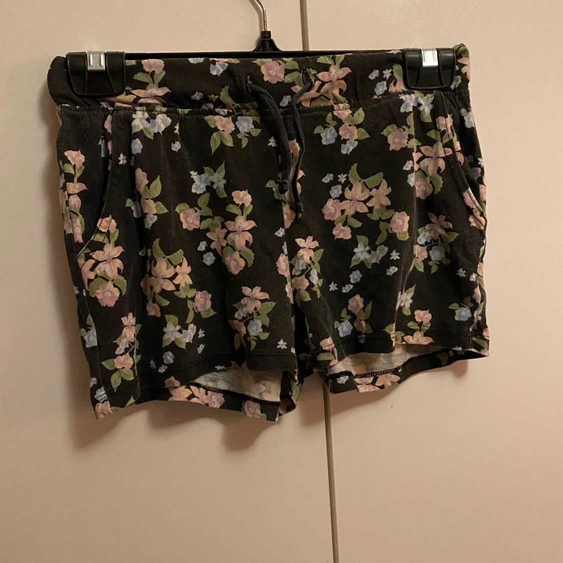 Blommiga shorts
