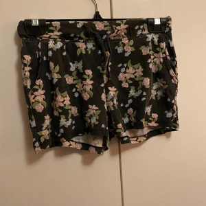 Blommiga shorts  - Sitter bra. Mjuka shorts.