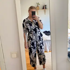 Jumpsuit från monki i storlek S, använd men i fint skick, behöver kanske bara strykas hehe