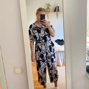Jumpsuit - Jumpsuit från monki i storlek S, använd men i fint skick, behöver kanske bara strykas hehe