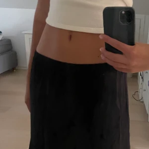 Lågmidjad lång kjol - Lågmidjade långkjol med volanger. Toppskick💞hör av dig vid frågor och köparen står för frakten!