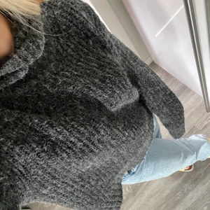 Stickad polotröja  - Stickad grå tröja med polokrage🖤