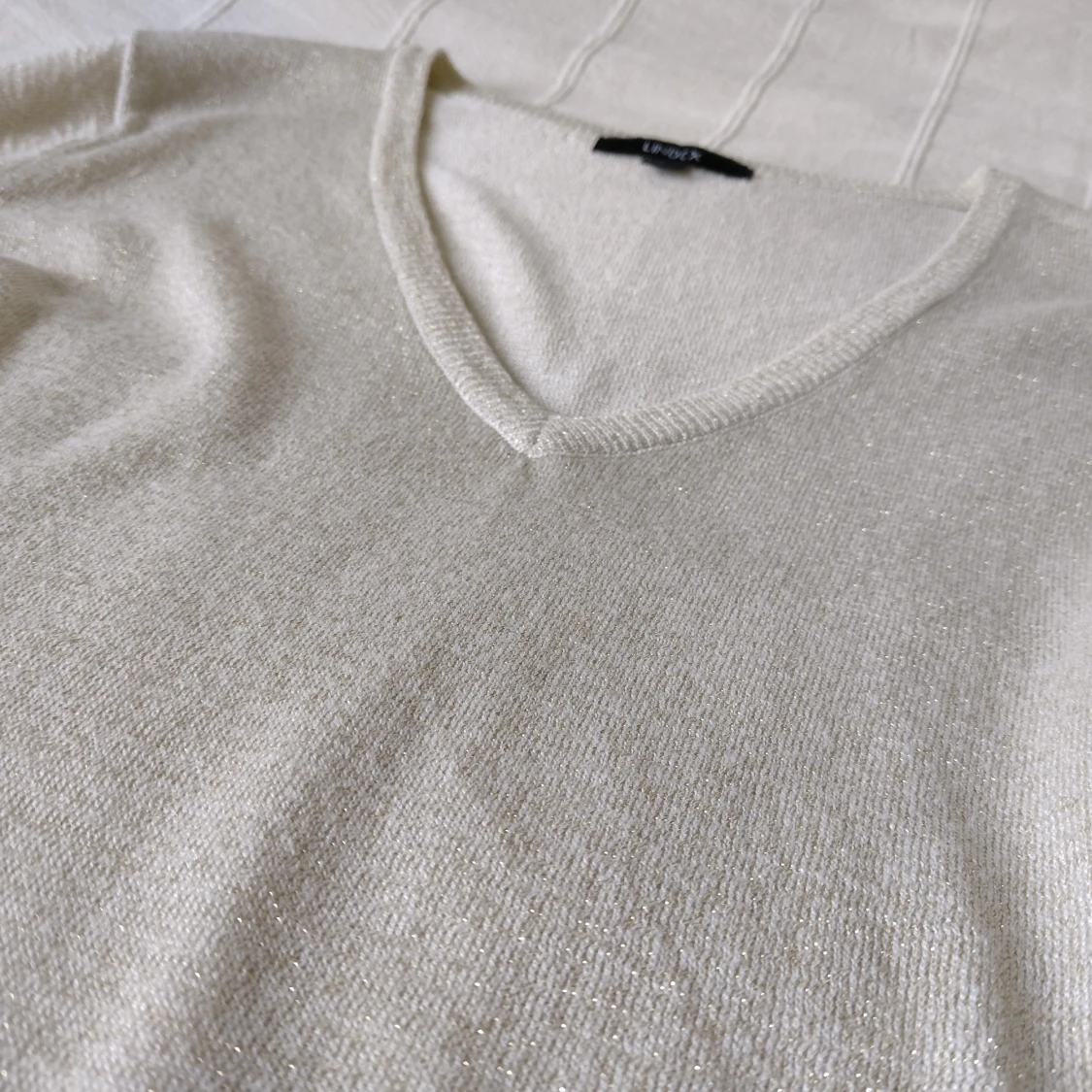 Beige tunnare stickad v-ringad tröja med guldskimmer, storlek S - 90