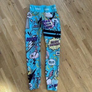 Stronger - Pop Tights blå - Dessa stronger tightsen är väldigt eftertraktade på strongers hemsida. Dem är i storleken S och är använda många gånger men är i gott skick. De säljs för att de har blivit för små. Jag säljer de för 300 + frakt (orginal priset på hemisdan är 799).