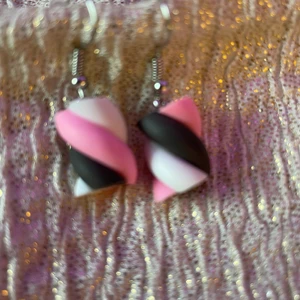 Örhängen  - Coola mashmello örhämhängen, inte nickelfria. 10kr + 13kr frakt 