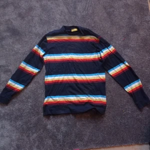 Randig Rotation tröja - Nyskick, köpt på Carlings, normal i passform 