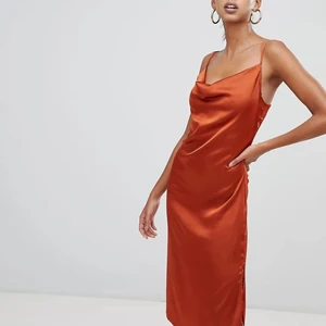 Missguided satin dress-rust  - Fin satin känning i en rust färg , har lite slits på kanterna som är jätte fina  , använt 1 gång 