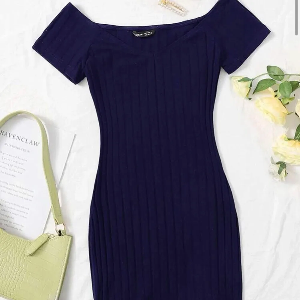 Mörk blå klänning från Shein i storlek S. Har inte använts så ofta så säljer den. Bra material inte genomskinlig 💗. Klänningar.