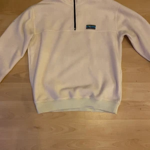 Urban tears tröja  - beige fleecetröja från junkyard. Storlek xs, men ganska stor. Passar mig bra som har storlek s/m. Bra skick. Kunden står för frakt