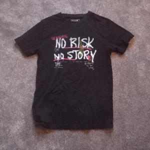 Häftig t-shirt - Inte använd så många gånger, står xl men jag tycker den är väldigt liten för att vara xl. Passar mer som en medium