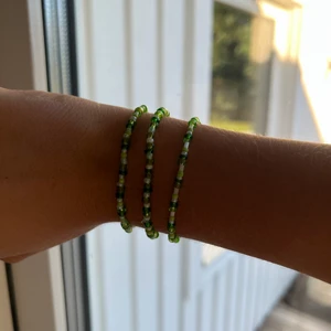 Pärlarmband - Pärlarmband med valfri storlek, färg & mönster 💐 2 armband för 32kr, 3 armband för 42kr, 4 armband för 52kr, 5 armband för 62kr. Blomarmband kostar 40kr Frakten kostar 13kr 🌸