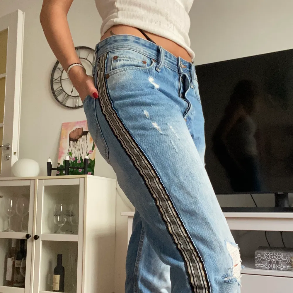 snygga lågmidjade jeans, jag brukar ha xs/s å passar mig storleksmässigt, säljer för att de int riktigt är min stil. jag är 169 cm. Jeans & Byxor.