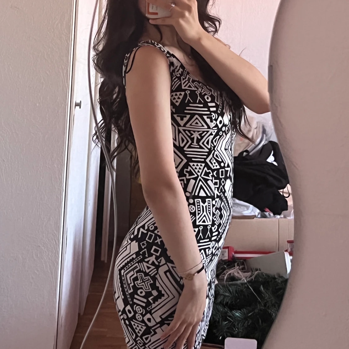 En svart och vit klänning 