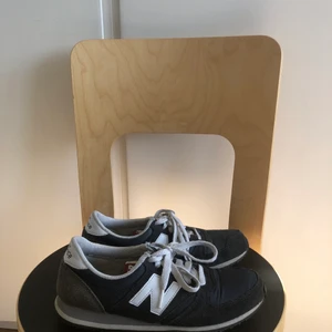 New Balance  - Säljer dessa New Balance-skor. Använda ett fåtal gånger, lite slitage, men inget som märks. Säljer pga för små. Priset kan diskuteras! 