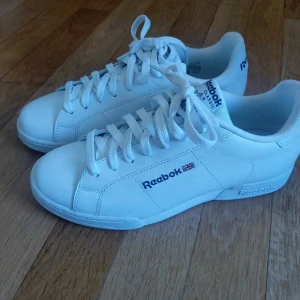Reebok NPC II, 40,5 - Helt nya, endast prövade sneakers från Reebok i modellen NPC II och storlek 40,5. Superfina och mjuka i sulan.