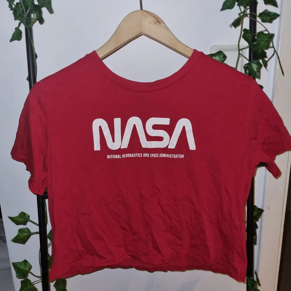 Röd NASA crop top från divided. Aldrig använd och därför i väldigt bra skick!. Toppar.