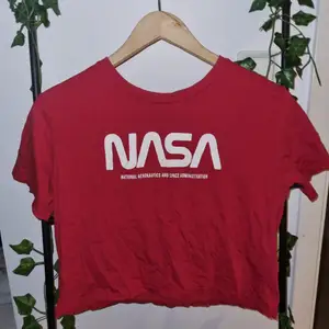 Röd NASA crop top från divided. Aldrig använd och därför i väldigt bra skick!