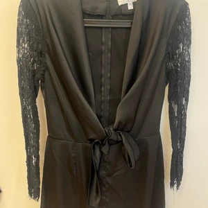 Supersnygg jumpsuit i siden  - Jättesnygg jumpsuit i siden.  Aldrig använd ute med testad. Djup urringning med knytning i fram, dragkedja i bak.  Stl 38.  Finns i Norrtälje men kan tas till Stockholm. Köparen står för frakt om det ska skickas.  