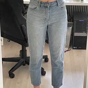 Nya fräscha jeans jag inte använder pågrund av att jag tycker dom är för korta (är 170cm)