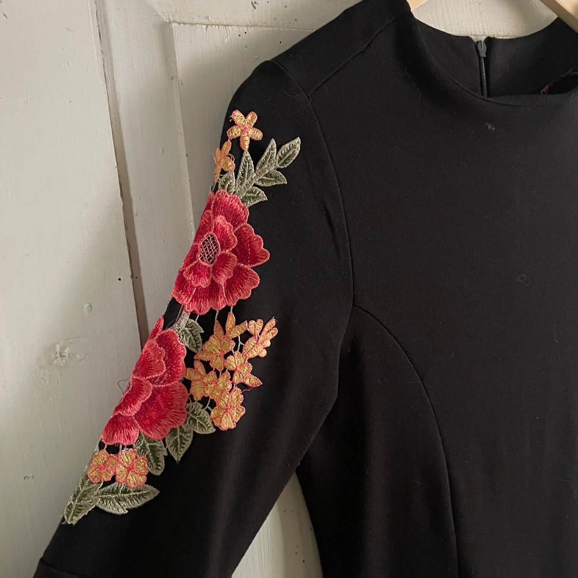 Klänning med broderade ärmar - 90