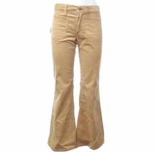 Manchesterbyxor - Sjukt snygga manchesterbyxor från Lee men alldeles för små för mig. Riktiga 70-tals vibes! Helt nya med lappen kvar. Står ingen storlek men jag skulle säga XS-S, w27 typ. Innerbenslängd 76 cm. Möts i Stockholm eller skickar mot fraktkostnad 💕