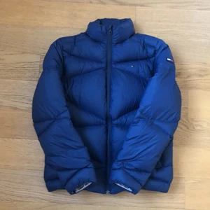 Tommy hilifiger jacka - Säljer denna Tommy hilfiger jackan som köptes för ca 2 år sedan. Nypris ligger runt 1800. Liten lagning vid sidan av jackan men det är ingenting man ser eller tänker på. Jackan är för liten för mig.