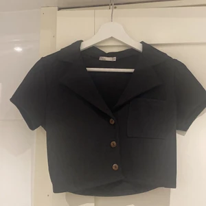 Svart cropped tröja  - Använd en gång, precis som ny