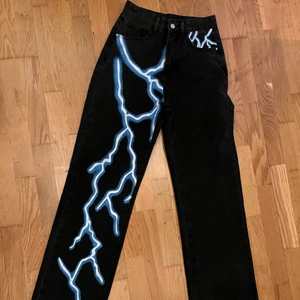 Jeans med blixt - Svarta jeans med blå blixtar från Shein. Storlek S 80kr+ frakt