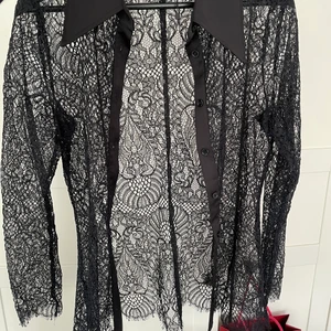 Spets skjorta  - Sjukt populär spets skjorta med siden krage från zara! Denna kommer inte tillbaka och ser verkligen så nice ut med en svart BH, storlek s!