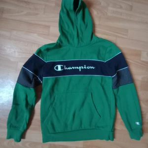 Champion hoodie S - I fint vintage skick, en barntröja i XL men sitter som S på mig, alltså inget oversized utan mer cute tajt.