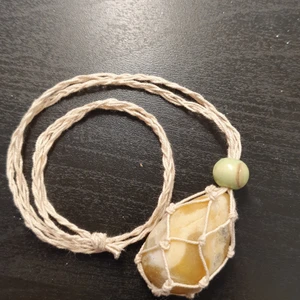 Halsband till kristaller - Ett handgjort halsband till kristaller med en grön pärl öppning. 62 cm runt halsen. Kristall ingår inte!