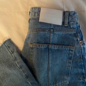 Pull&Bear Jeans - Highwaist ljusblåa jeans från pull&bear. Längden på benen är perfekt för någon ca 165 cm lång. Vida ben, hög midja med mycket snygga detaljer. 
