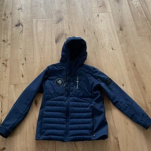 Sail racing vindjacka - Säljer min sail racing vindjacka i nyskick. Säljer den då jag har växt ur den. Den är storlek 160 cm. Nypris för denna är 2000 kr. 