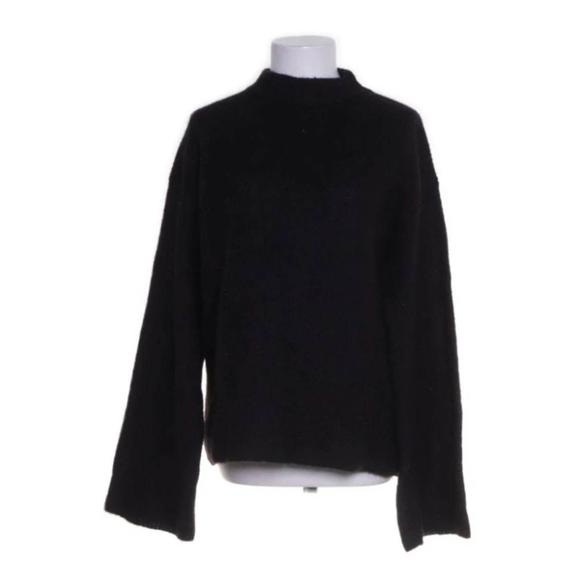 Svart stickad, utsvängda armar  - 90