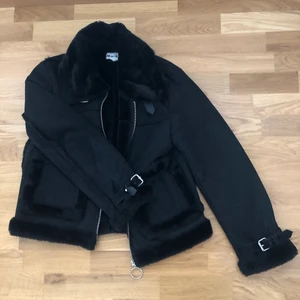 Vinterjacka - Jättesnygg vinterjacka i mockaimmitation och fakepäls, från NA-KD. Skitsnygg nu till hösten och vintern. Säljer då den är lite för liten. Skriv för mer info💕